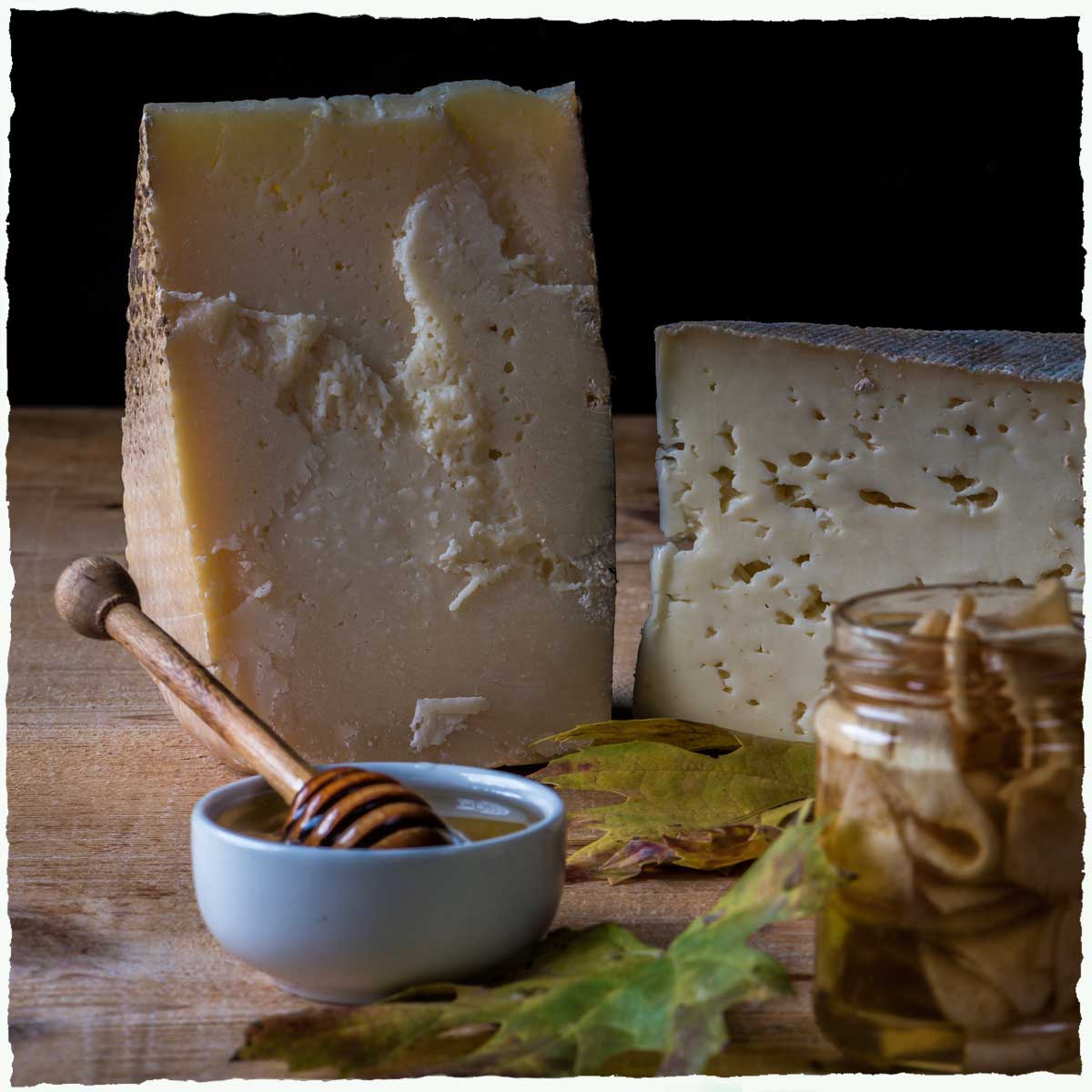 Formaggi delle malghe della Lessinia con miele, marmellate e mostarde fatte in casa | Our Cheese selection from the dairies of Lessinia with honey, homemade jams and mostarda